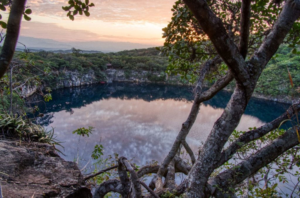 Puesta del sol sobre los Cenotes de Candelaria