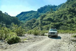 Suburban en camino a Laguna Brava Yalambojoch