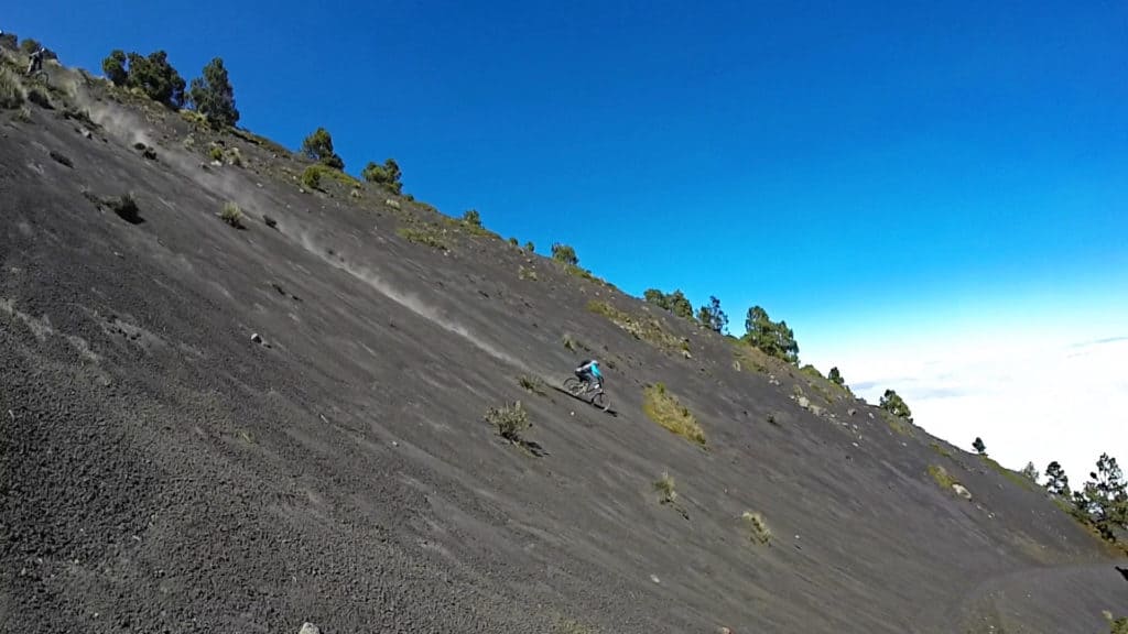 Bajando Acatenango en bici de montaña