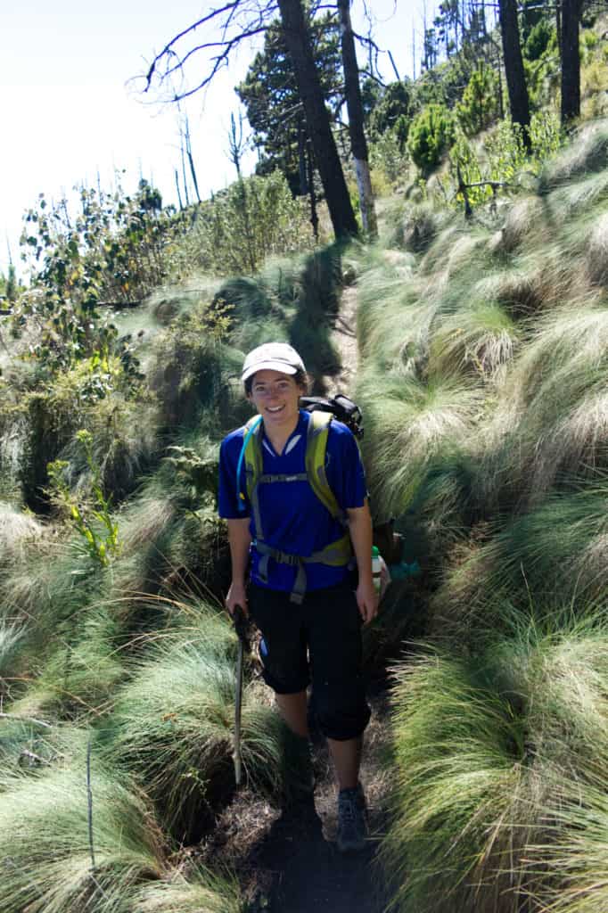 Yvonne caminando en la zona alpino en el volcán Acatenango en 2012