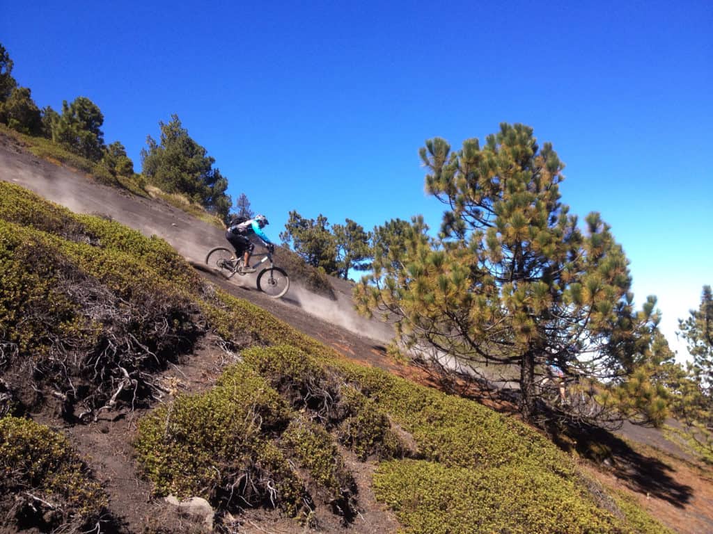 Bajando la zona volcánica del volcán de Acatenango en bici de montaña