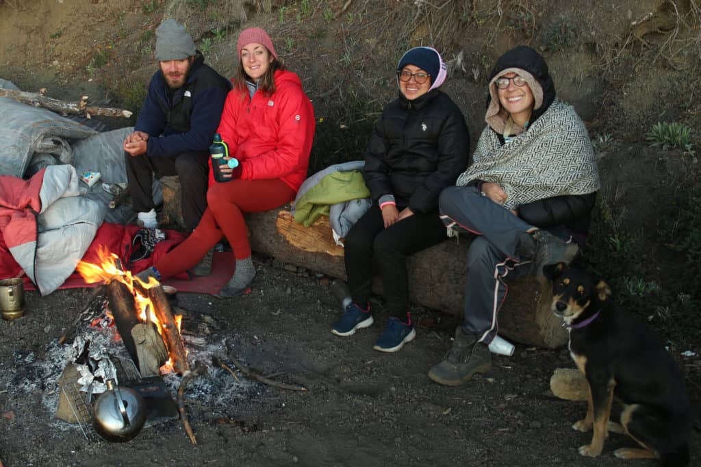 Disfrutando la fogata durante nuestra caminata en 2021