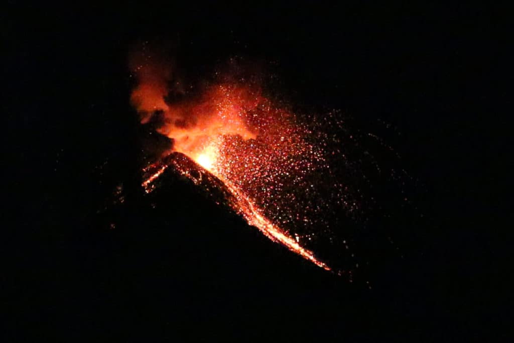 Viendo la erupción del volcán de Fuego durante la caminata en Acatenango, Guatemala