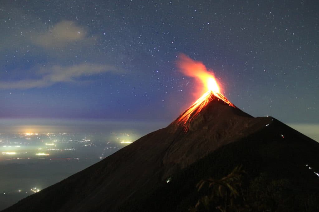 Erupción del volcán de Fuego durante caminata en el volcán de Acatenango