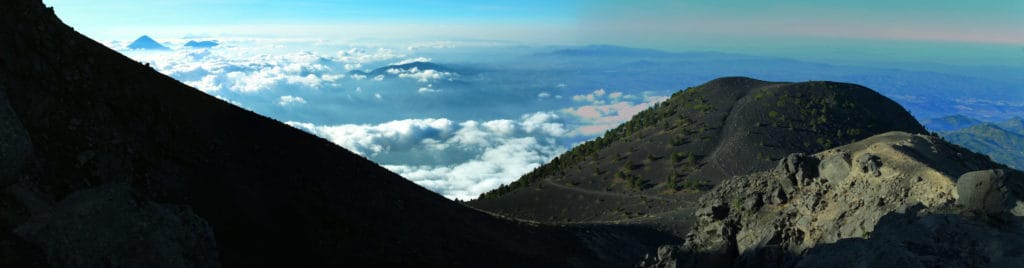 Vista de Yepocapa, el pico menor del volcán de Acatenango