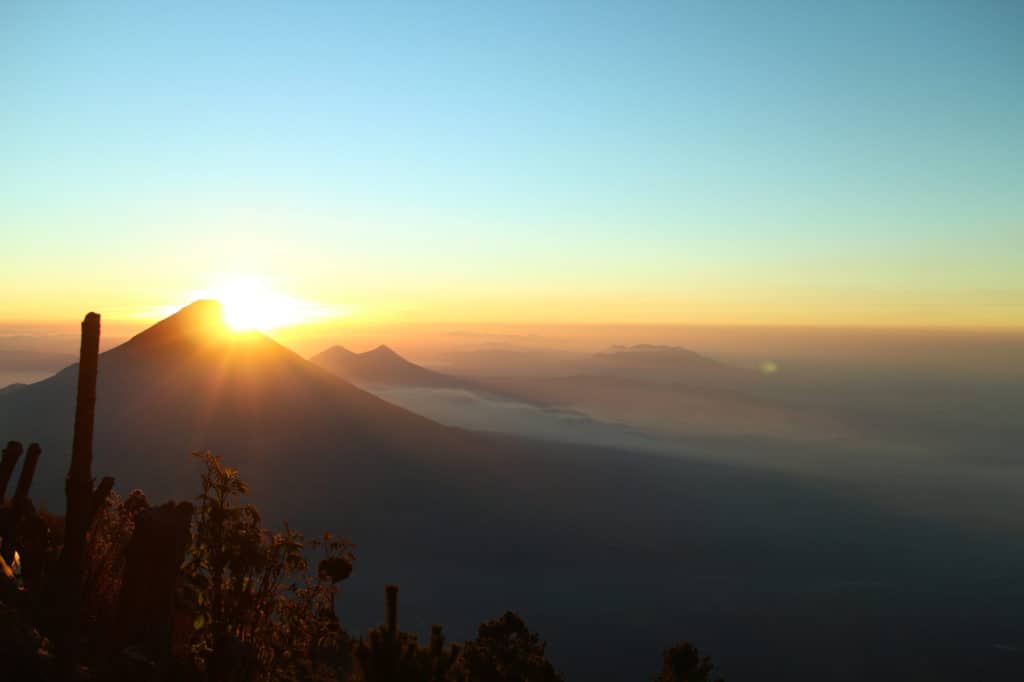 Viendo el amanecer desde el campamento Alotenango en el volcán de Acatenango