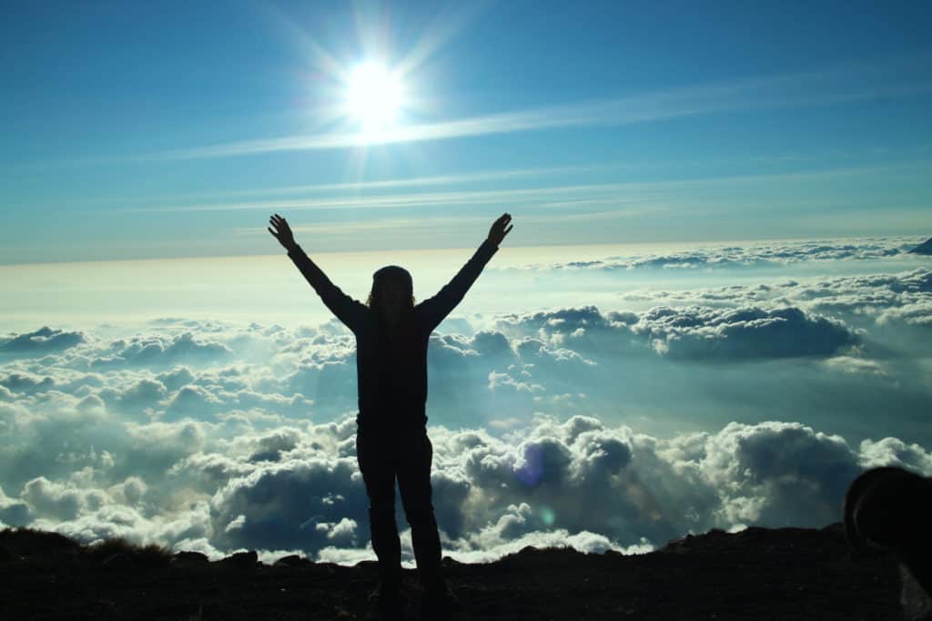 Yvonne en la cumbre del volcán Acatenango a 3,976 m sobre el nivel del mar