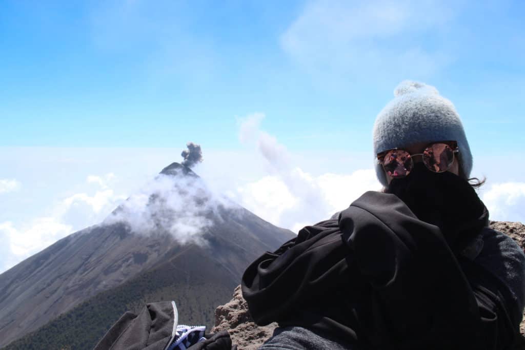 Cumbre de Acatenango con vista de Fuego en erupción