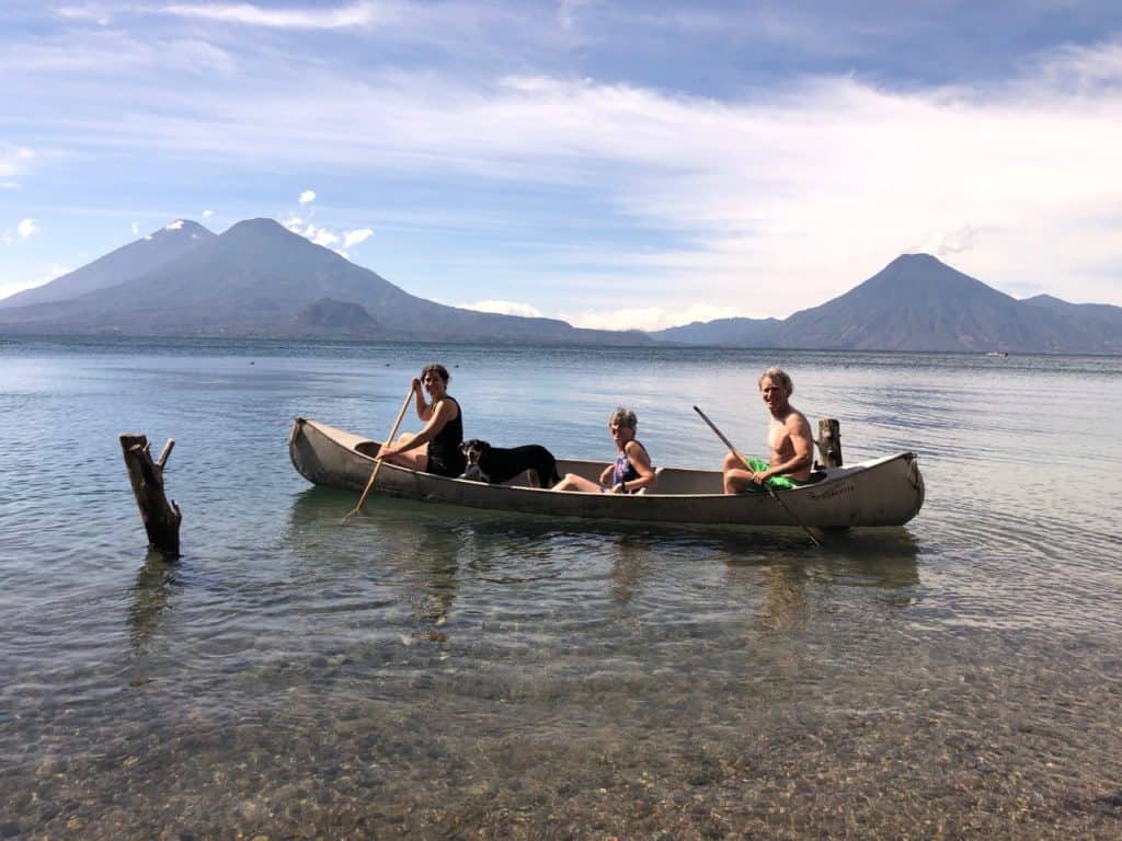 Saliendo en canoa en el Lago de Atitlán