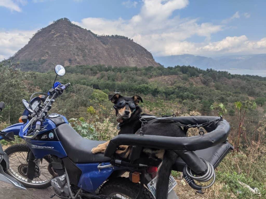 Lily en la moto en frente a Cerro de Oro