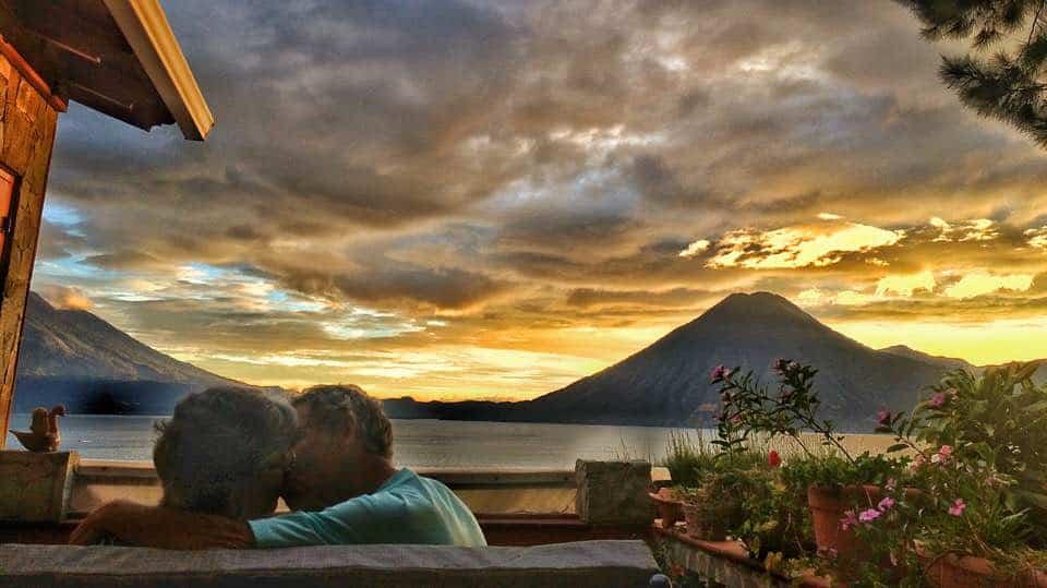 Puesta de Sol Romántica desde La Casa del Mundo Atitlán