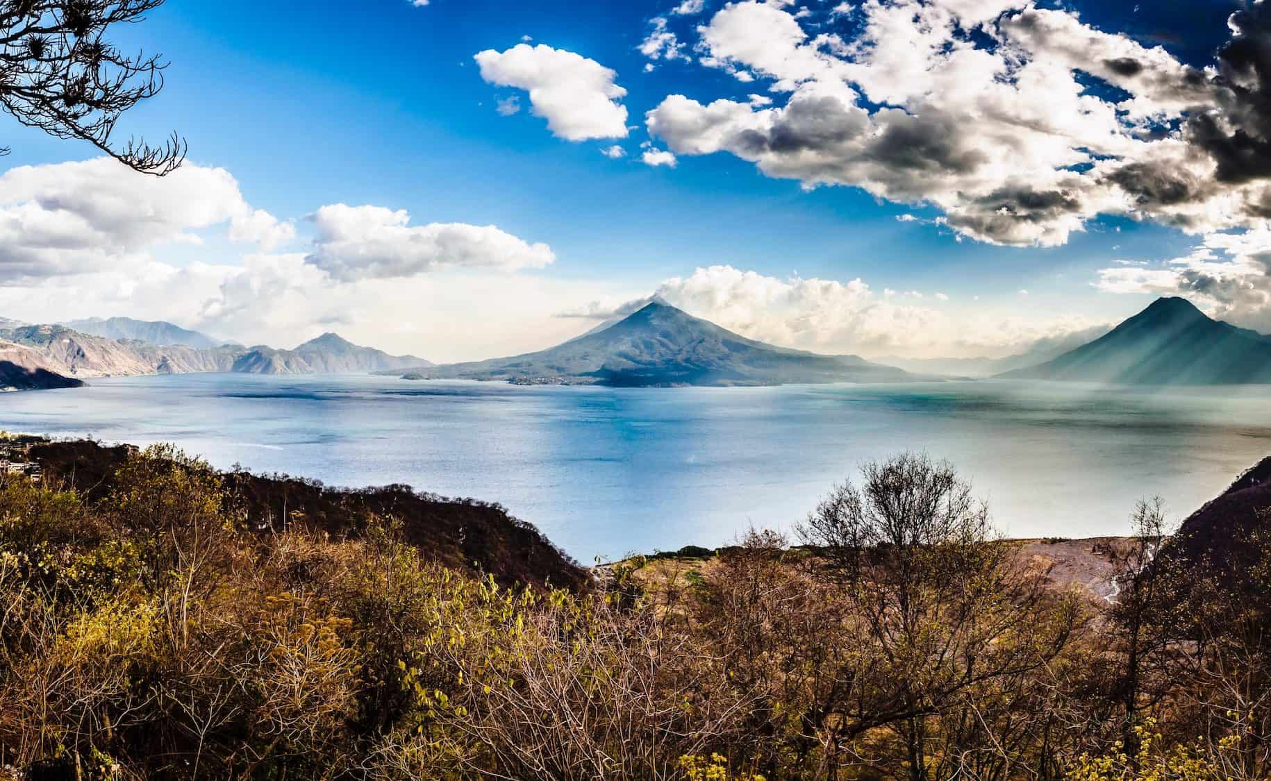 LAGO DE ATITLÁN SACATEPÉQUEZ GUATEMALA