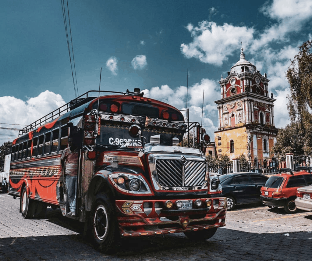 Camioneta en frente del Torre de Sololá, Atitlán Guatemala