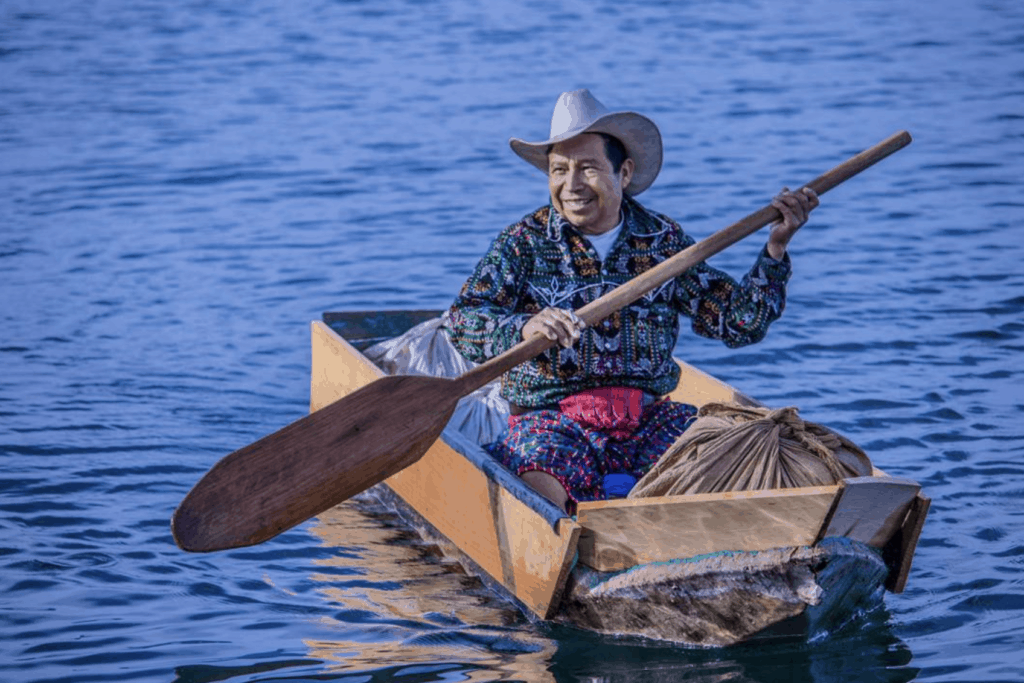 Cayuco en el Lago de Atitlán Guatemala