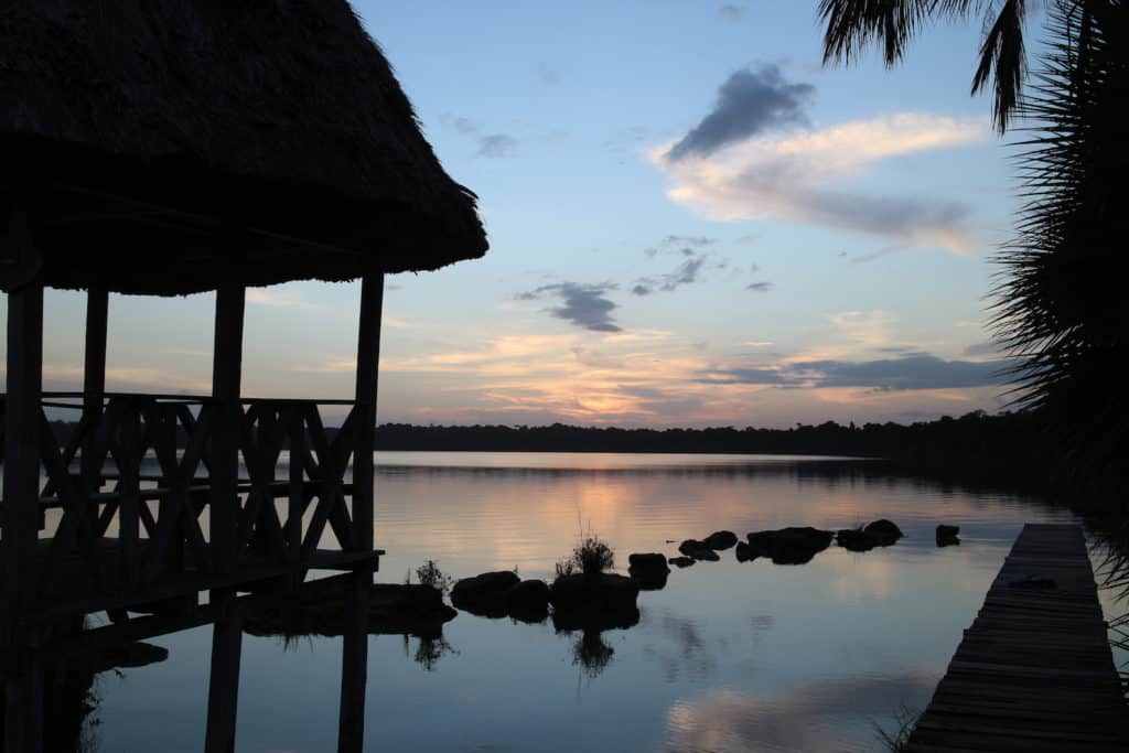 Amanecer en Laguna Lachuá Guatemala
