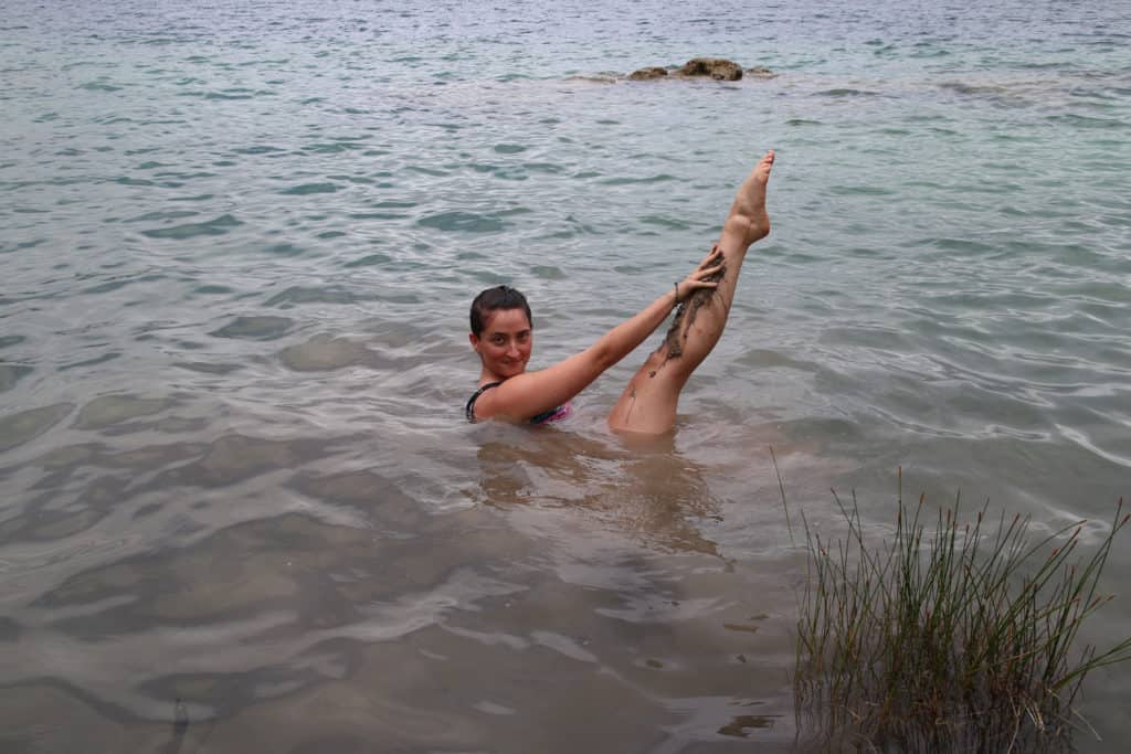 Disfrutando del agua y el barro sulfuroso en el Parque Nacional Laguna Lachuá