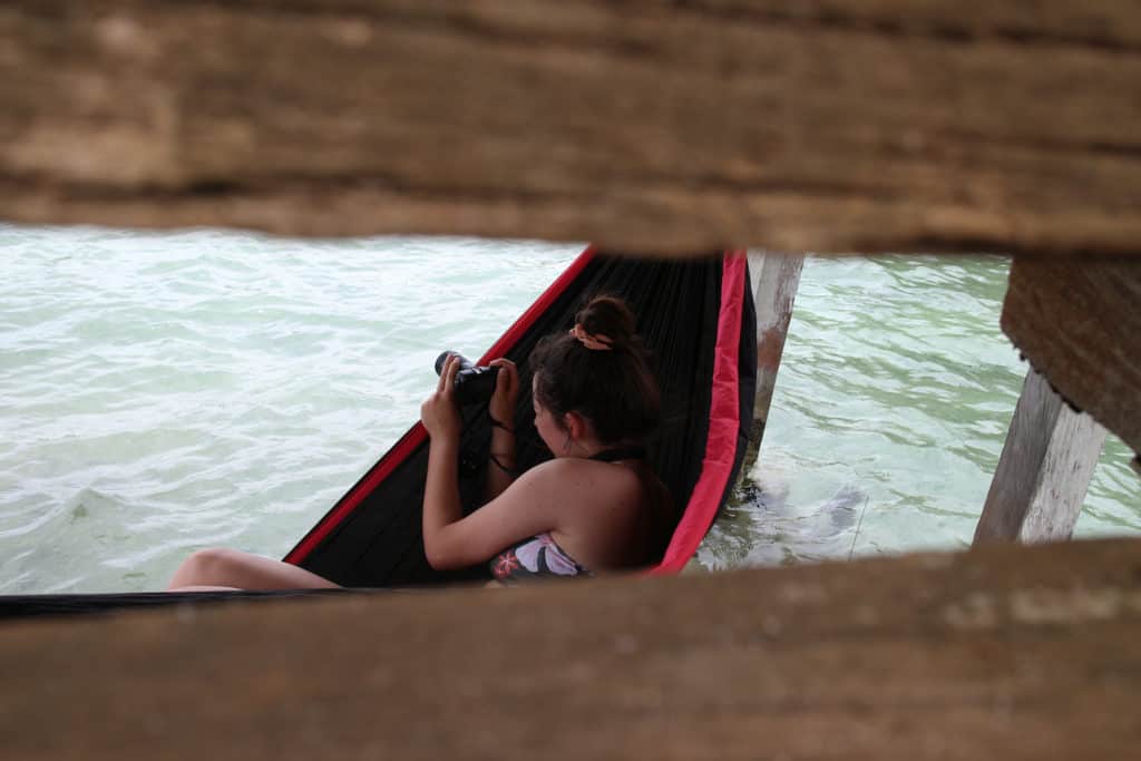 Tomando fotos en el Parque Nacional Laguna Lachuá