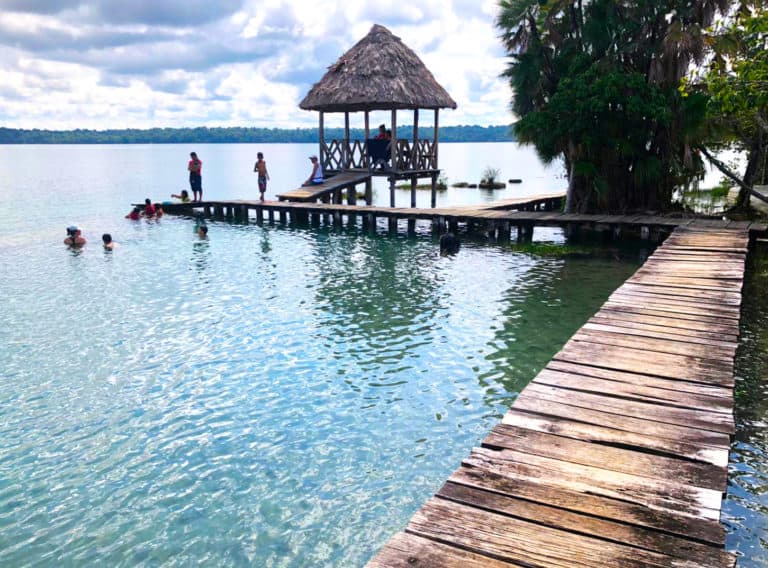 Mirador y zona de baño de la Laguna Lachuá