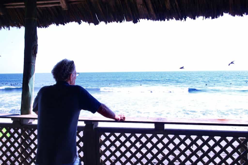 Disfrutando la vista de pelicanos y oleaje en Sipacate desde el restaurante de Mar Maya Rancho Carillo