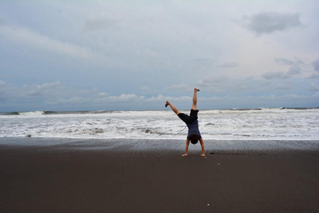 Haciendo una voltereta en El Paredón - una de las playas de arena negra de guatemala