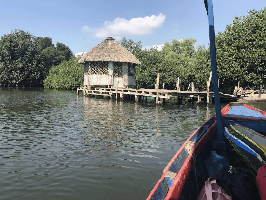 La lancha que cruza el Canal de Chiquimulía en Sipacate