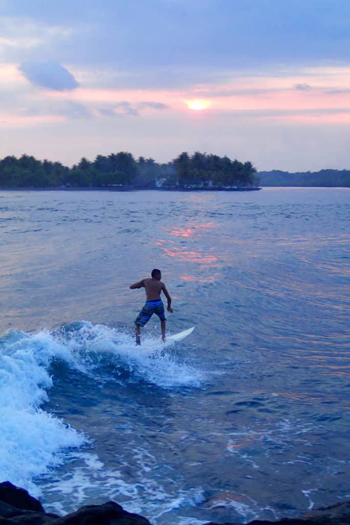 Surfista en la playa de Iztapa Guatemala