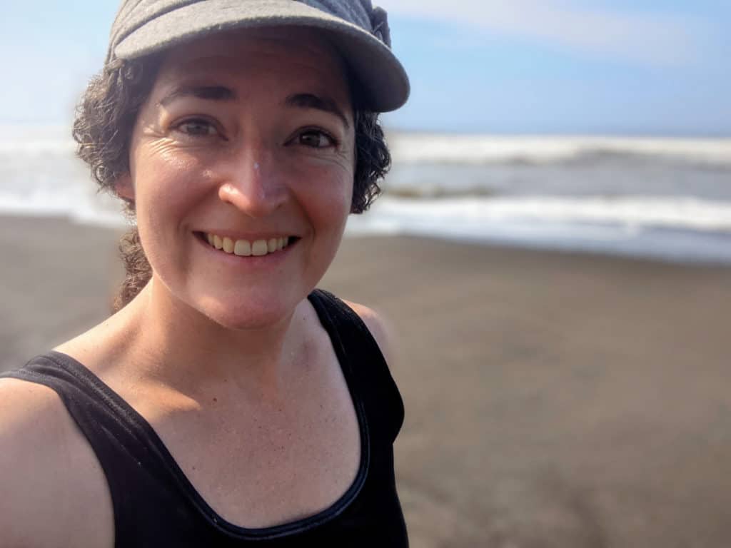 Yvonne disfrutando el sol y mar en Tecojate, una de las playas de arena negra de Guatemala