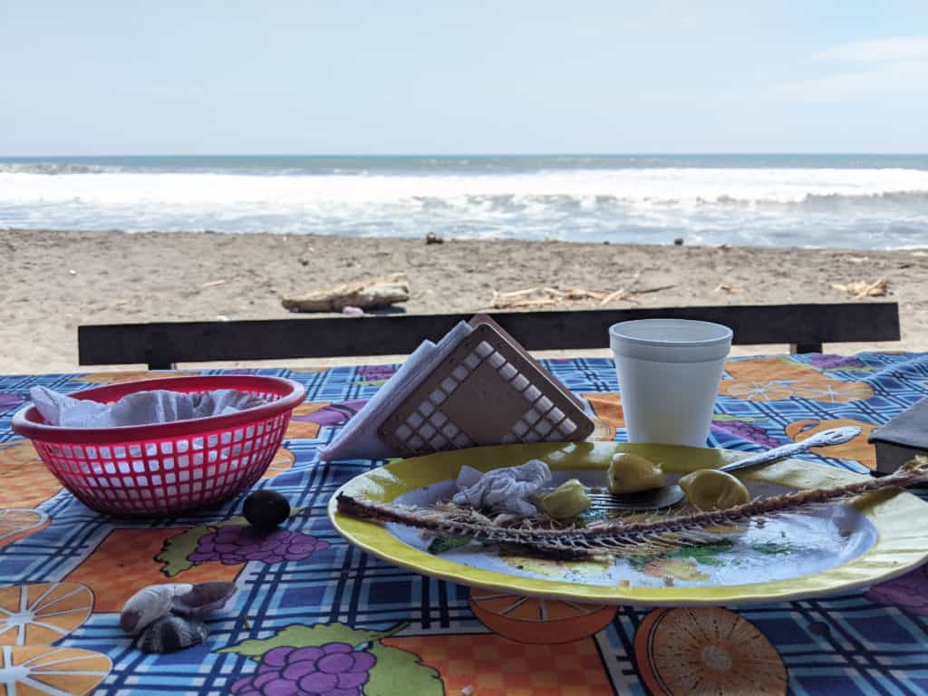 los restos de sierra frita en Tecojate - un rico almuerzo en la playa
