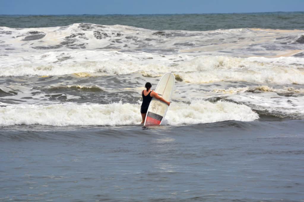 Aprendiendo a surfear en la playa de arena negra de Guatemala, El Paredón