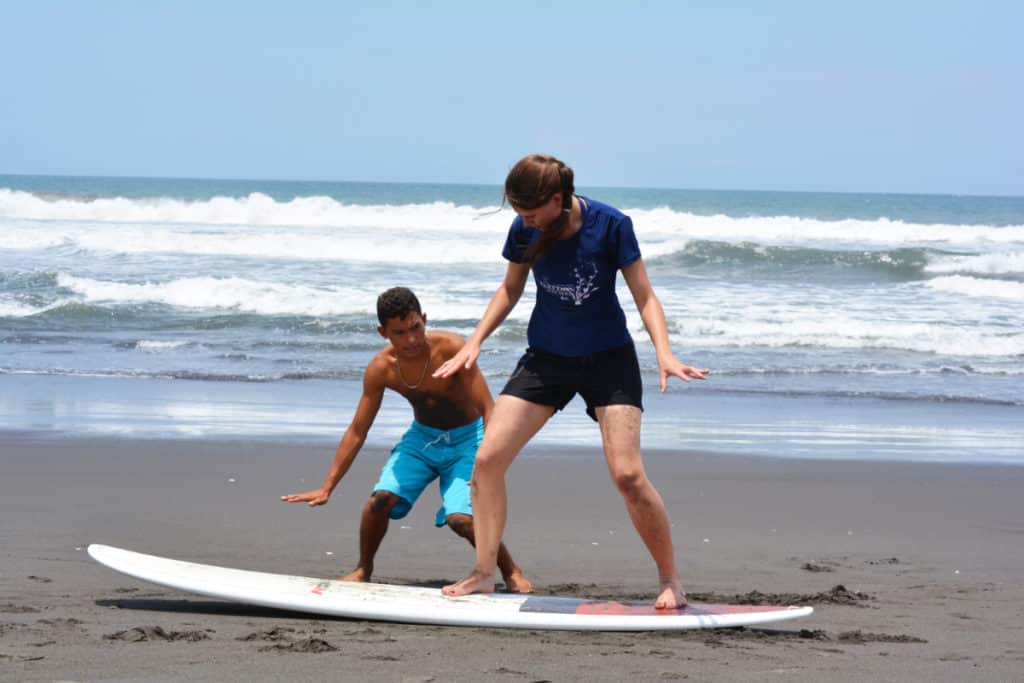 Una amiga recibe una clase de Surf en El Paredón -- una de las playas de arena negra de Guatemala