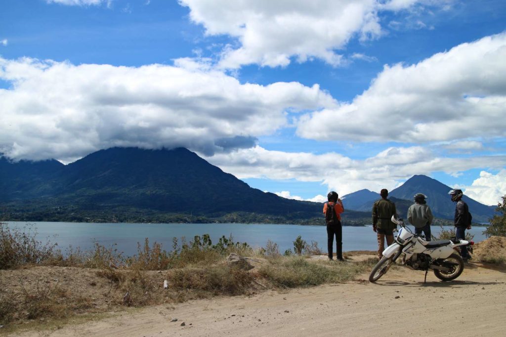 Comprobando las impresionantes vistas del Lago de Atitlán durante un tour de motos Ride Atitlán