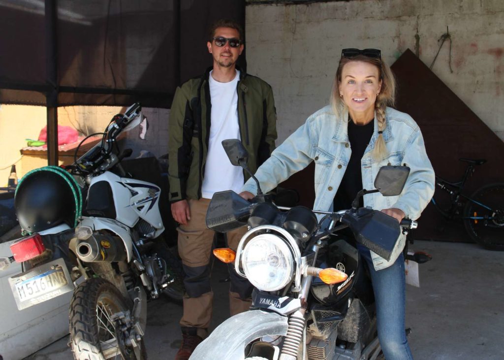 Natalie aprendiendo a arrancar antes de salir a en el tour de motos de Ride Atitlan