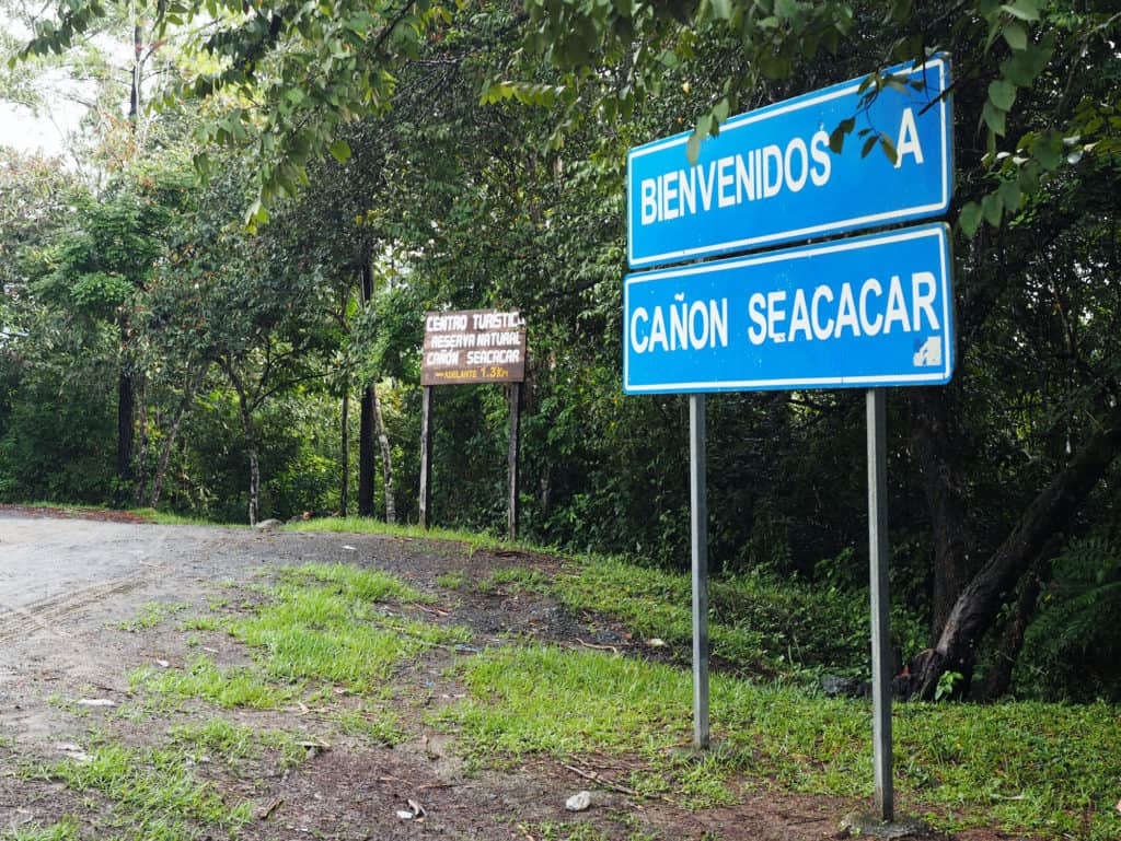 Rotulo hacia la Reserva Natural Cañon Seacacar en El Boquerón Izabal
