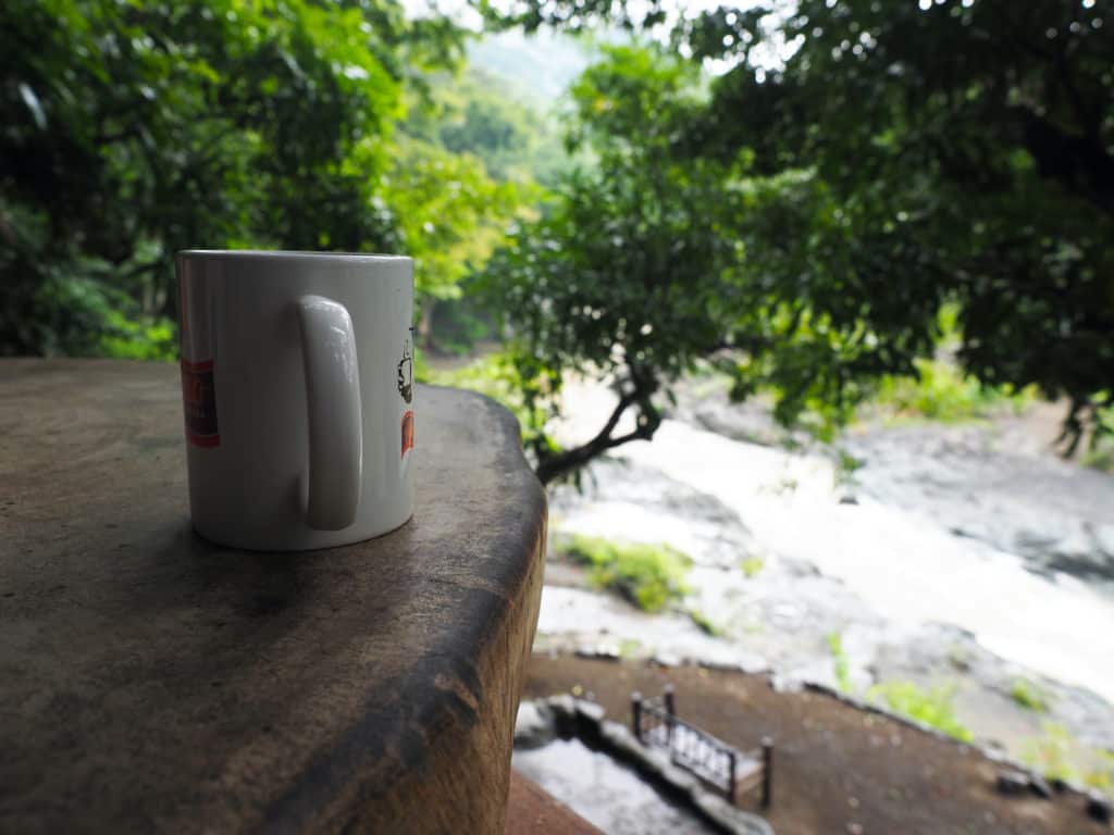 Una taza de té en una mesita del restaurante arrive del río sauce en la Reserva Natural Cañon Seacacar