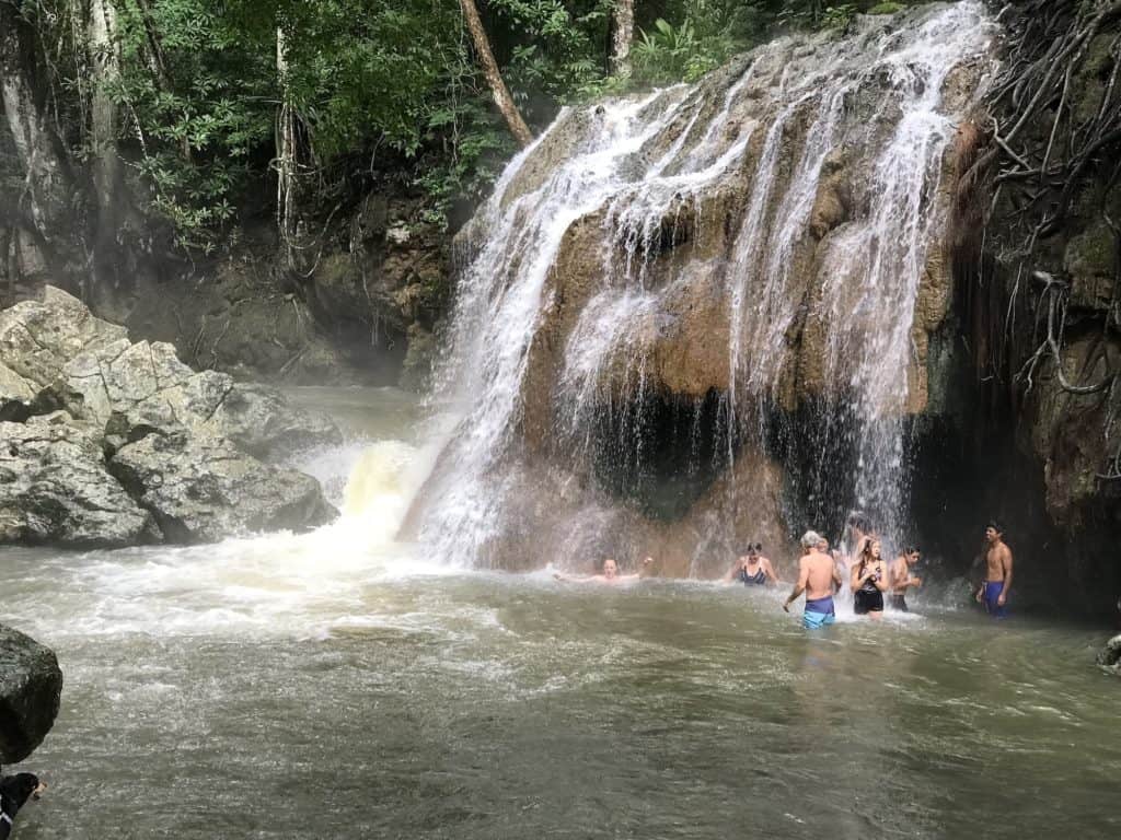 bañando en las aguas termales de la Cascada El Paraíso