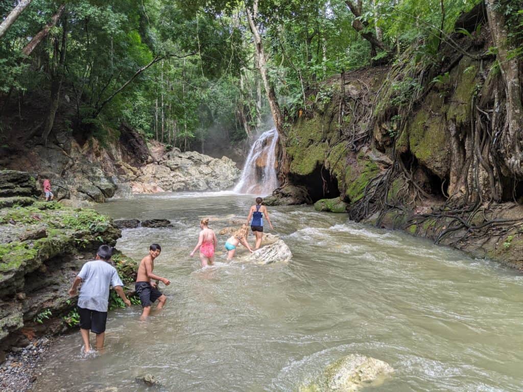 Group walking upriver towards the Cascada El Paraíso