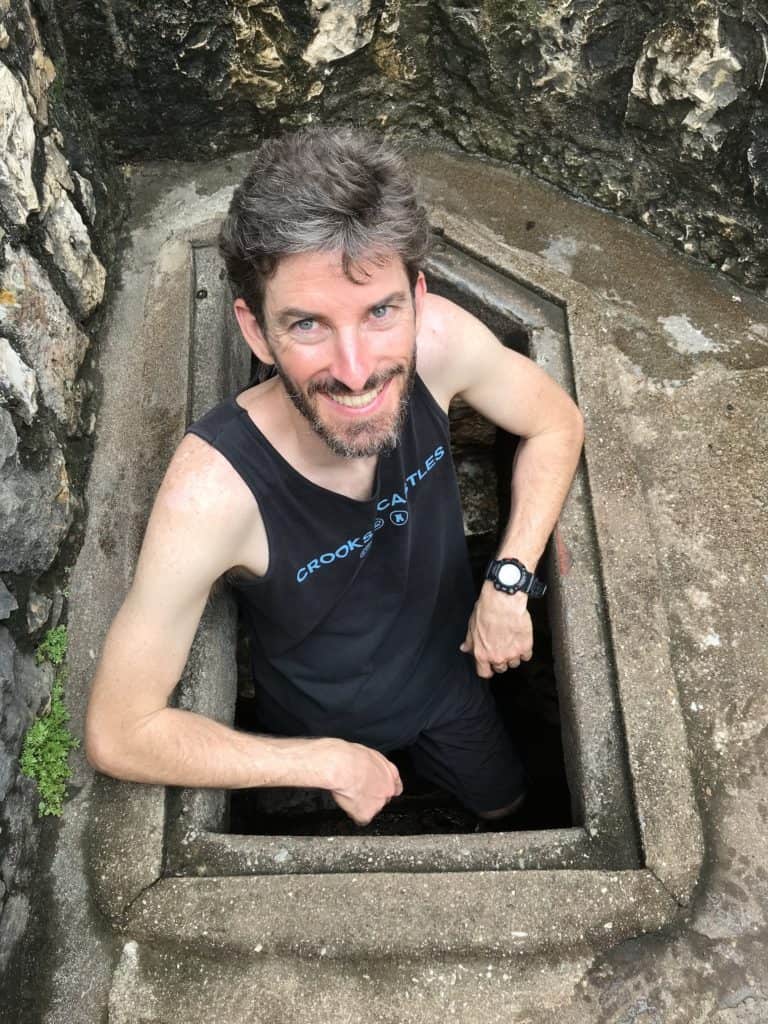 Jeff saliendo de las gradas hacia una torre en el Castillo de San Felipe de Lara