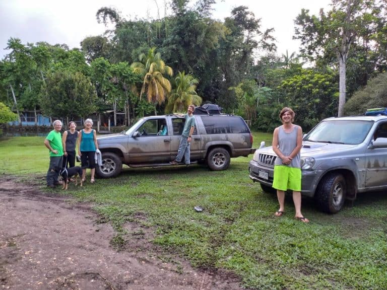 Amigos y familiares y nuestros carros embarrados en Frutas del Mundo