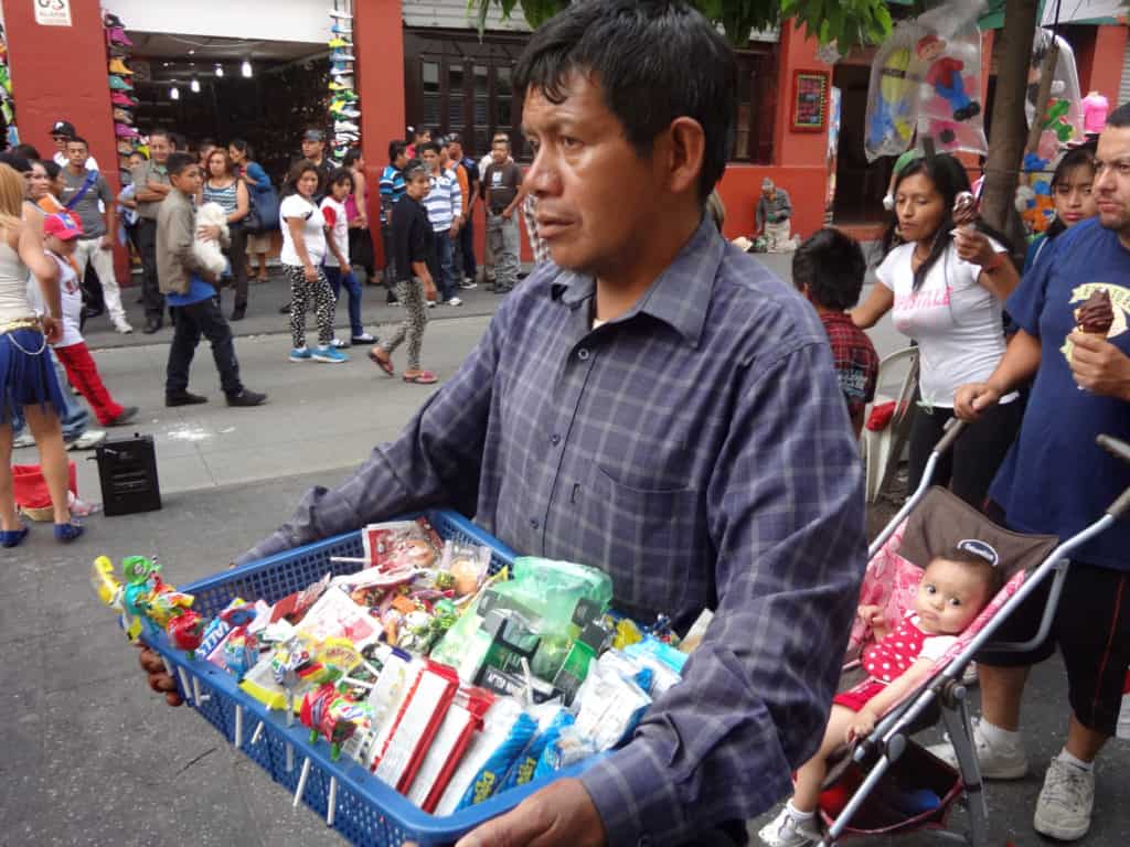 Vendedor de dulces en Zona 1 de la capital de Guatemala