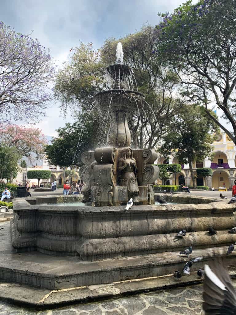 pasar tiempo en el parque central es una gran cosa que hacer en Antigua Guatemala