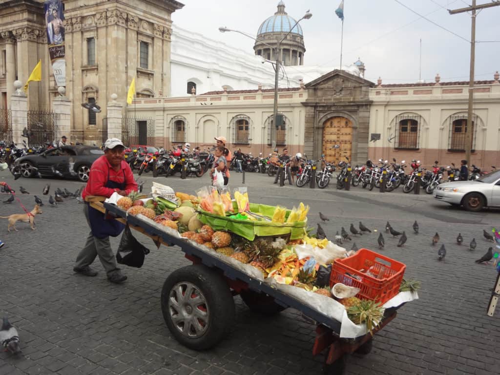 Vendedor de fruta en Zona 1 de la capital de Guatemala