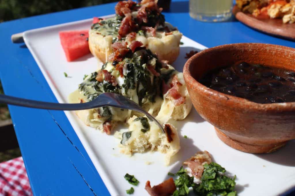 Rica comida en Hobbitenango Antigua Guatemala