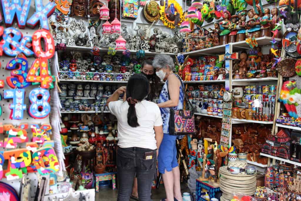 Mercado de Artesanías - cosas que hacer en Antigua Guatemala