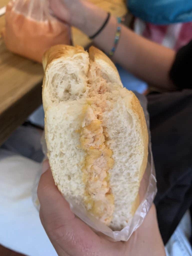disfrutando de un delicioso sándwich de pollo en la Panadería Berna de la Zona 1 de Guatemala