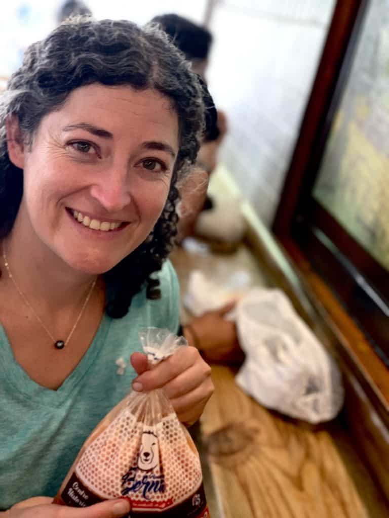 disfrutando de un licuado mixto en la Panadería Berna - una de mis cosas favoritas para hacer en la Zona 1 de Ciudad de Guatemala