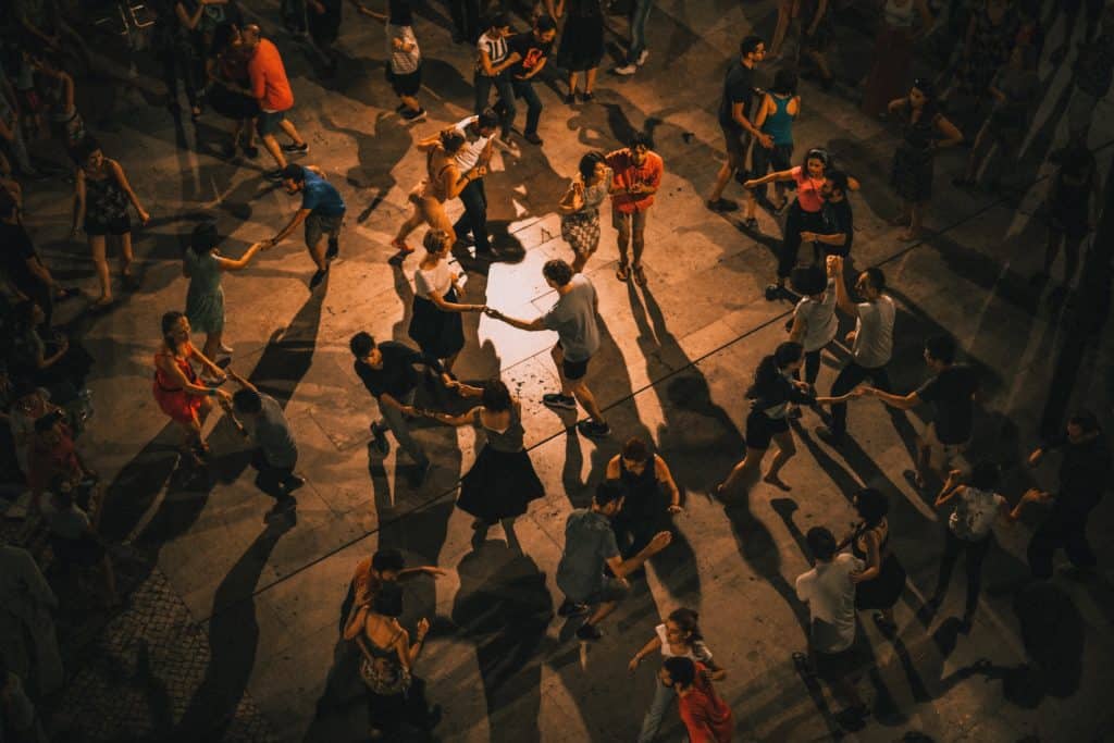 Bailar es una actividad divertida en Antigua Guatemala