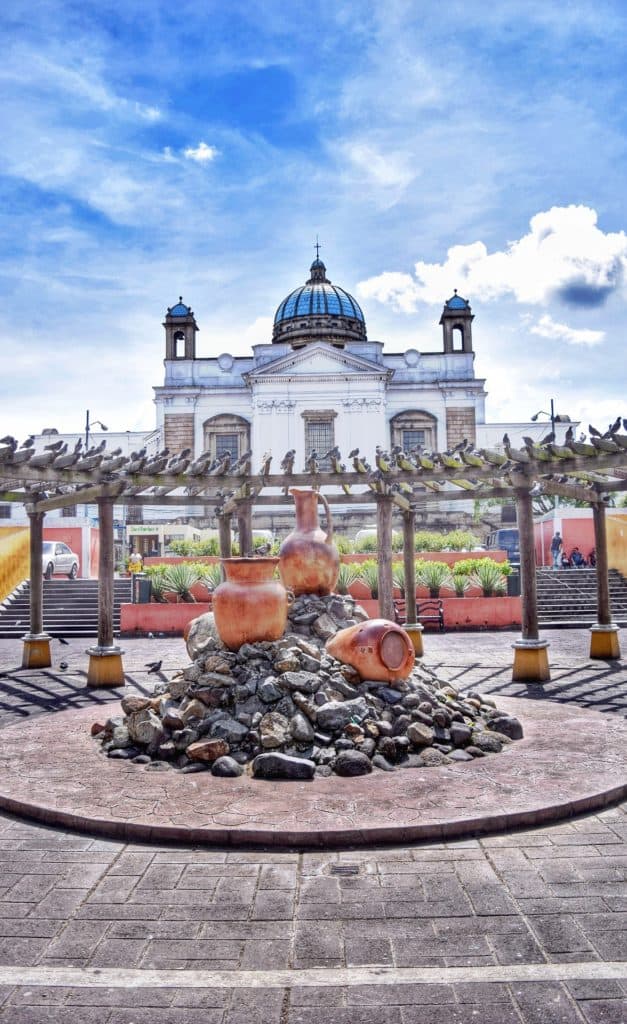 Foto de la plaza junto al Mercado Central por Oscar Constanza