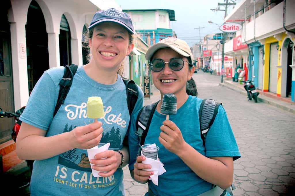 Comiendo helado de aguacate y carbón en San Juan La Laguna