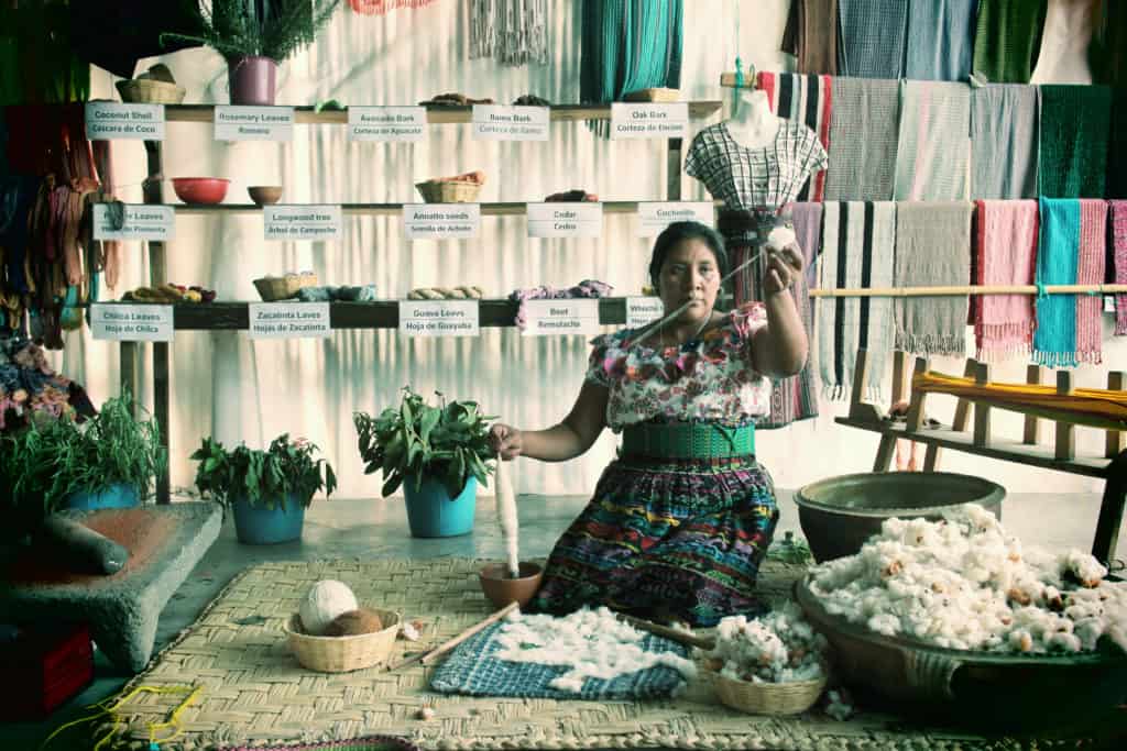 Presentación de textiles en Rukux Kem San Juan La Laguna