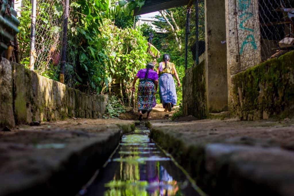 Mujeres con ropa tradicional en San Juan la Laguna